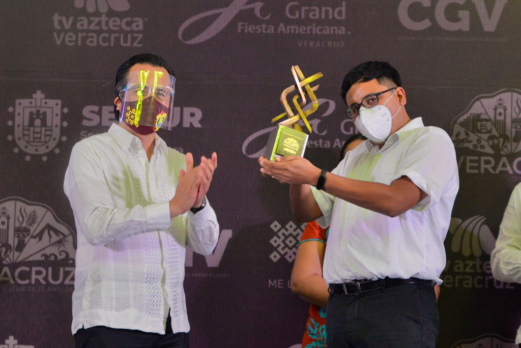 Receiving the "Mi Veracruz" Tourism Award statuette from the Governor of Veracruz 2018-2024